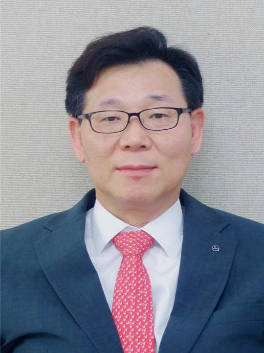 '자랑스런 광운인 상'을 수상하는 최병화 신한은행 부행장